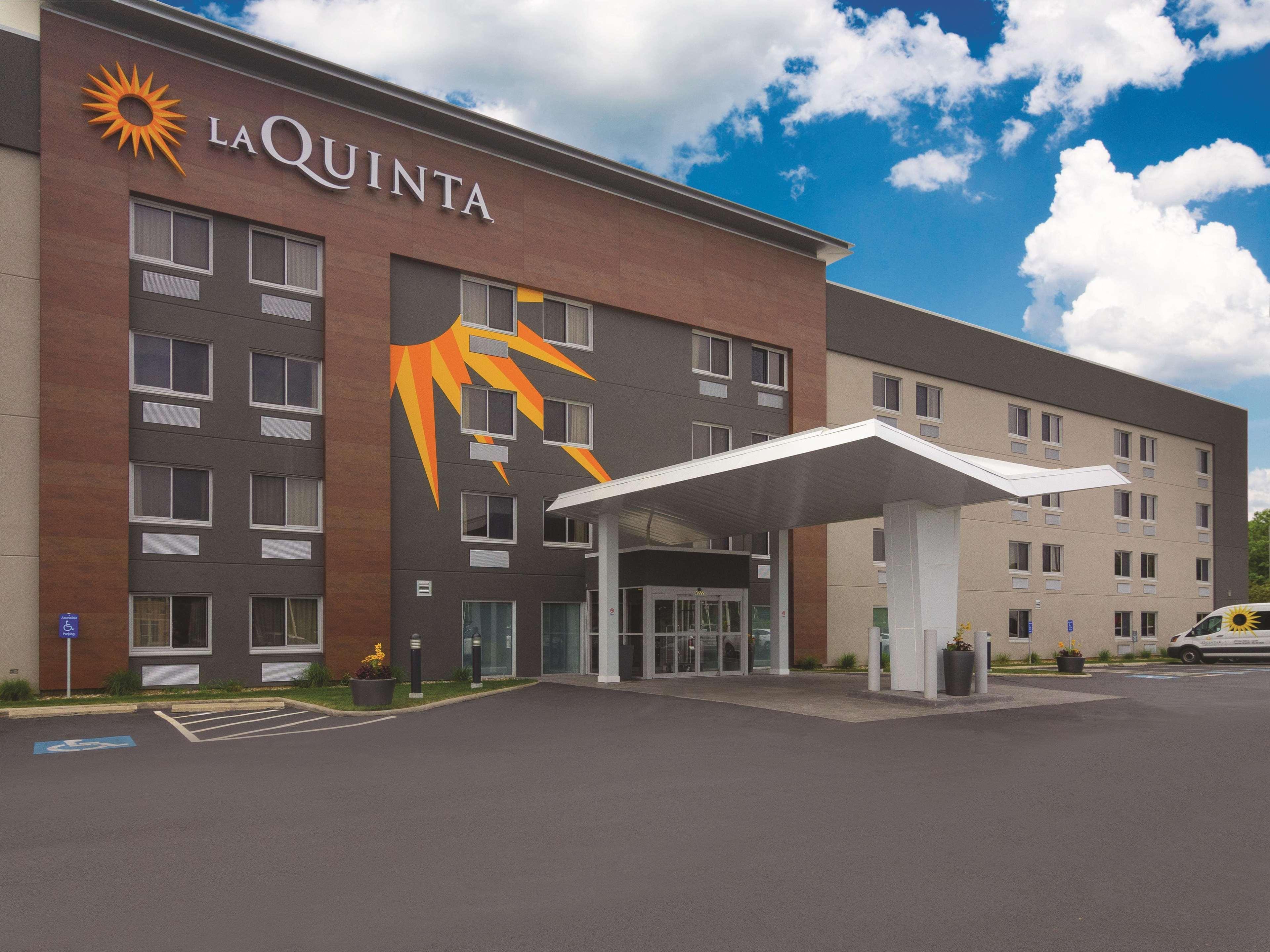 La Quinta By Wyndham Cleveland - Airport North Hotel Buitenkant foto